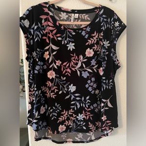 Elle woman’s floral top